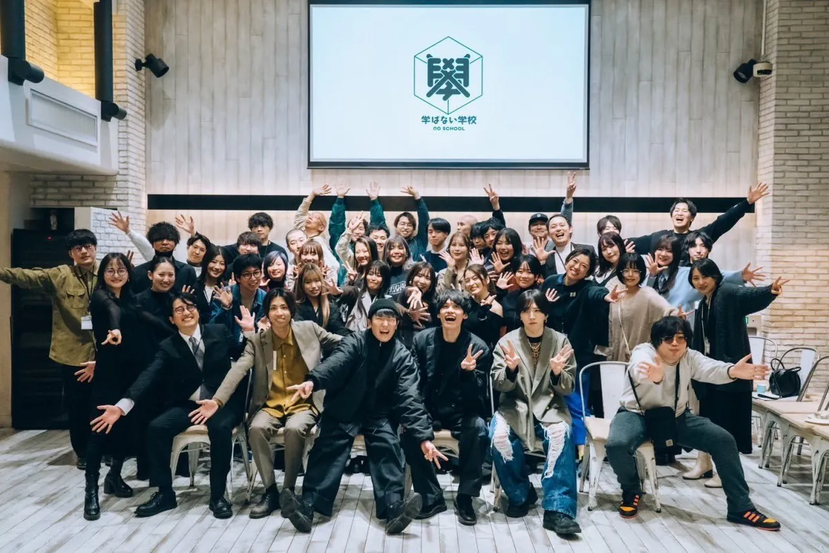 イベント会場で笑顔を見せる仲間たちの集合写真